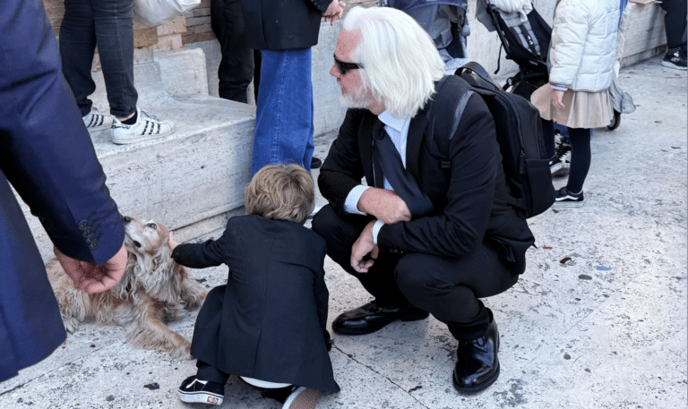 Julian Assange Makes Rare Appearance at Pope Francis’ Funeral, Honoring a Key Ally Stella Assange